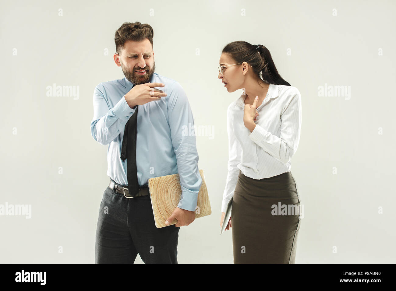 Angry Chef. Der Mensch und seine Sekretärin im Büro oder Studio Stockfoto