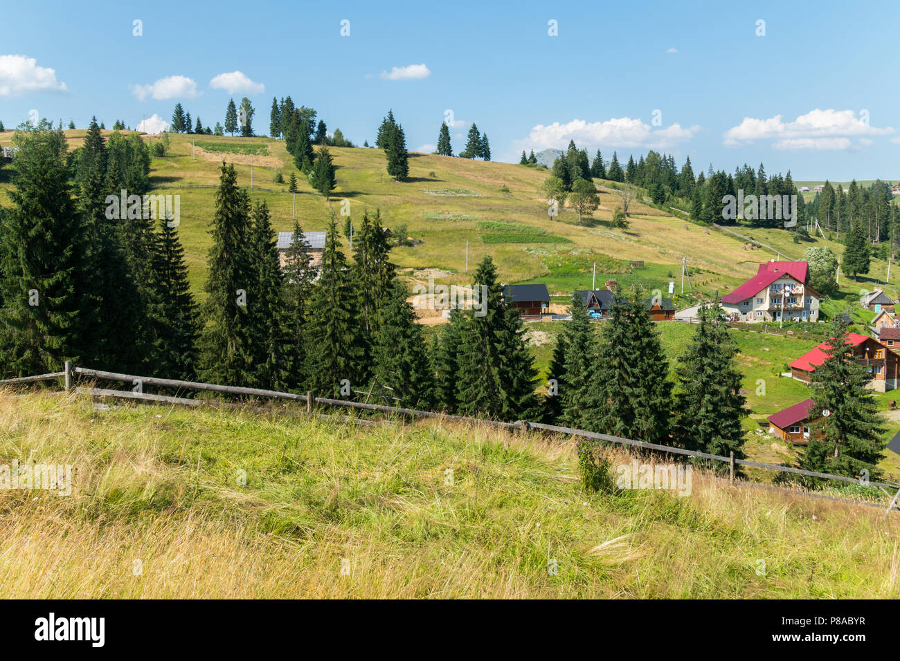 Karpaten Siedlung mit Basis der Erholung in einem malerischen Ort durch den Wald. Für ihr Design Stockfoto