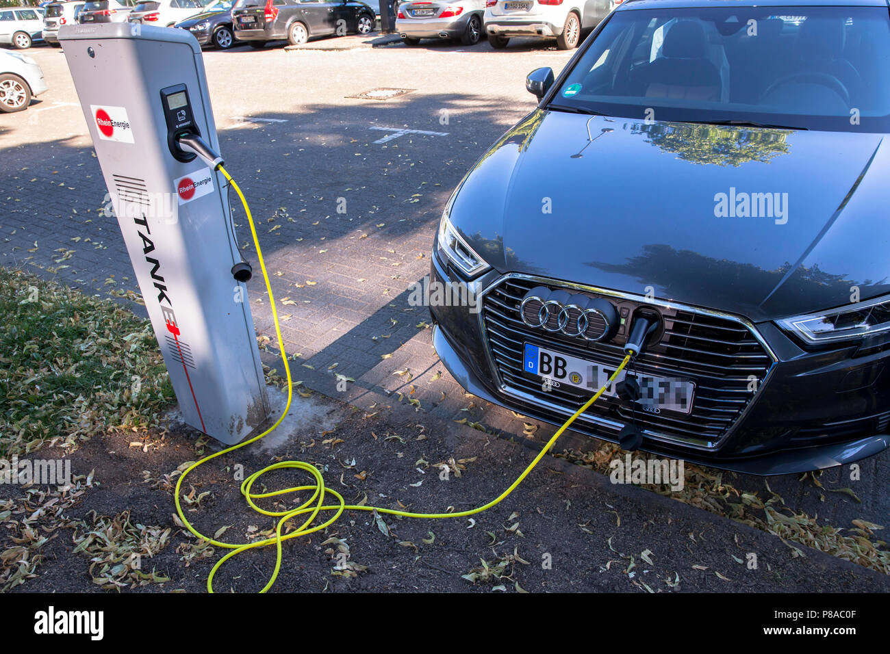 Ein Audi A3 Sportback e-tron an eine Ladestation der Mobilstation auf dem Charles-de-Gaulle im Stadtteil Deutz, Köln, Deutschland. Mit einem Stockfoto