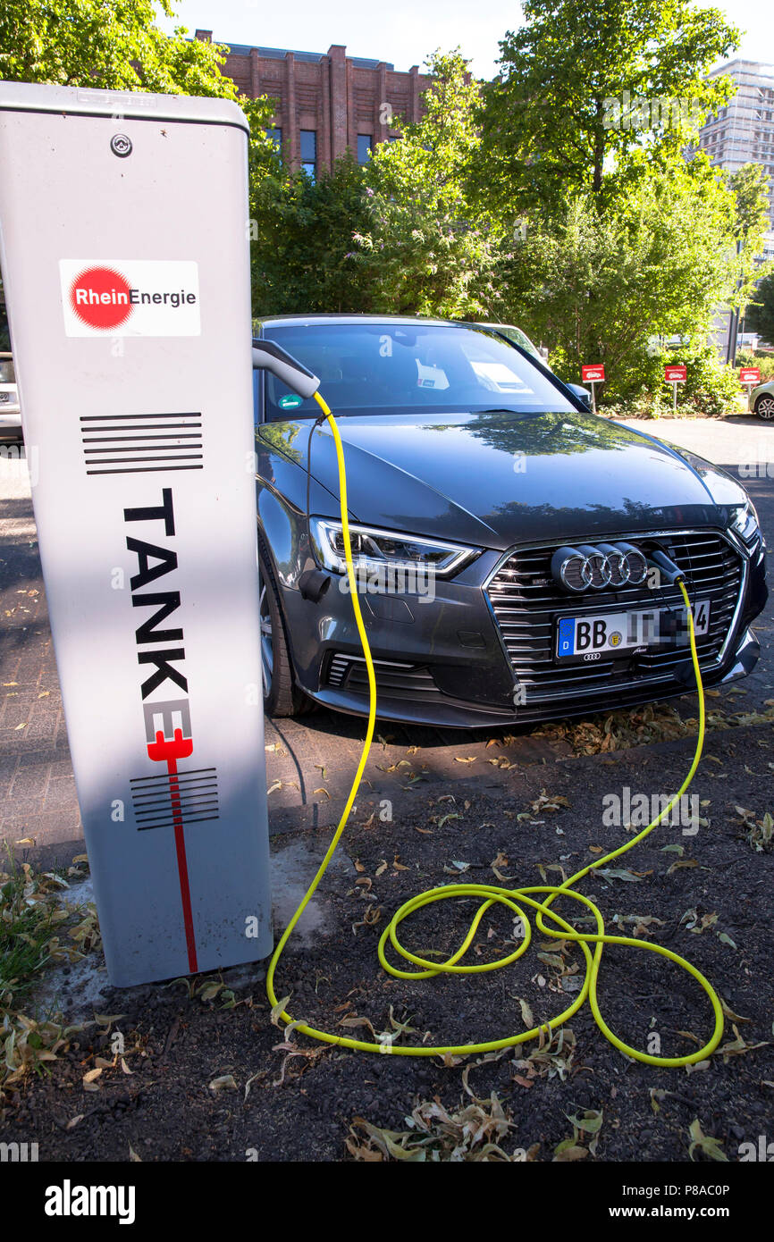 Ein Audi A3 Sportback e-tron an eine Ladestation der Mobilstation auf dem Charles-de-Gaulle im Stadtteil Deutz, Köln, Deutschland. Mit einem Stockfoto