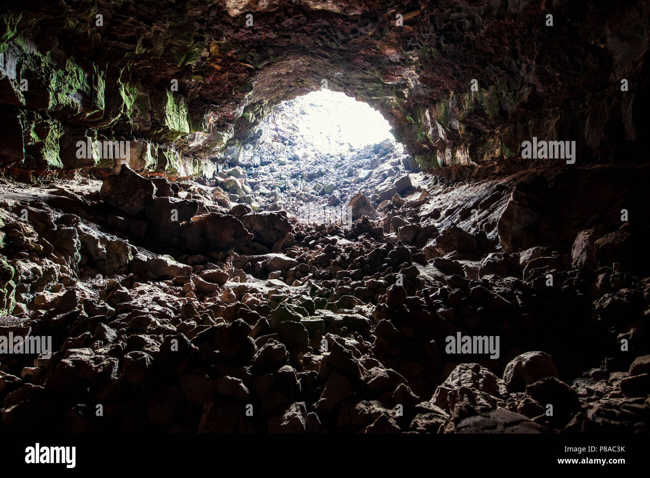Ausgang aus der Höhle. U-trail durch Lava Tube. Stockfoto