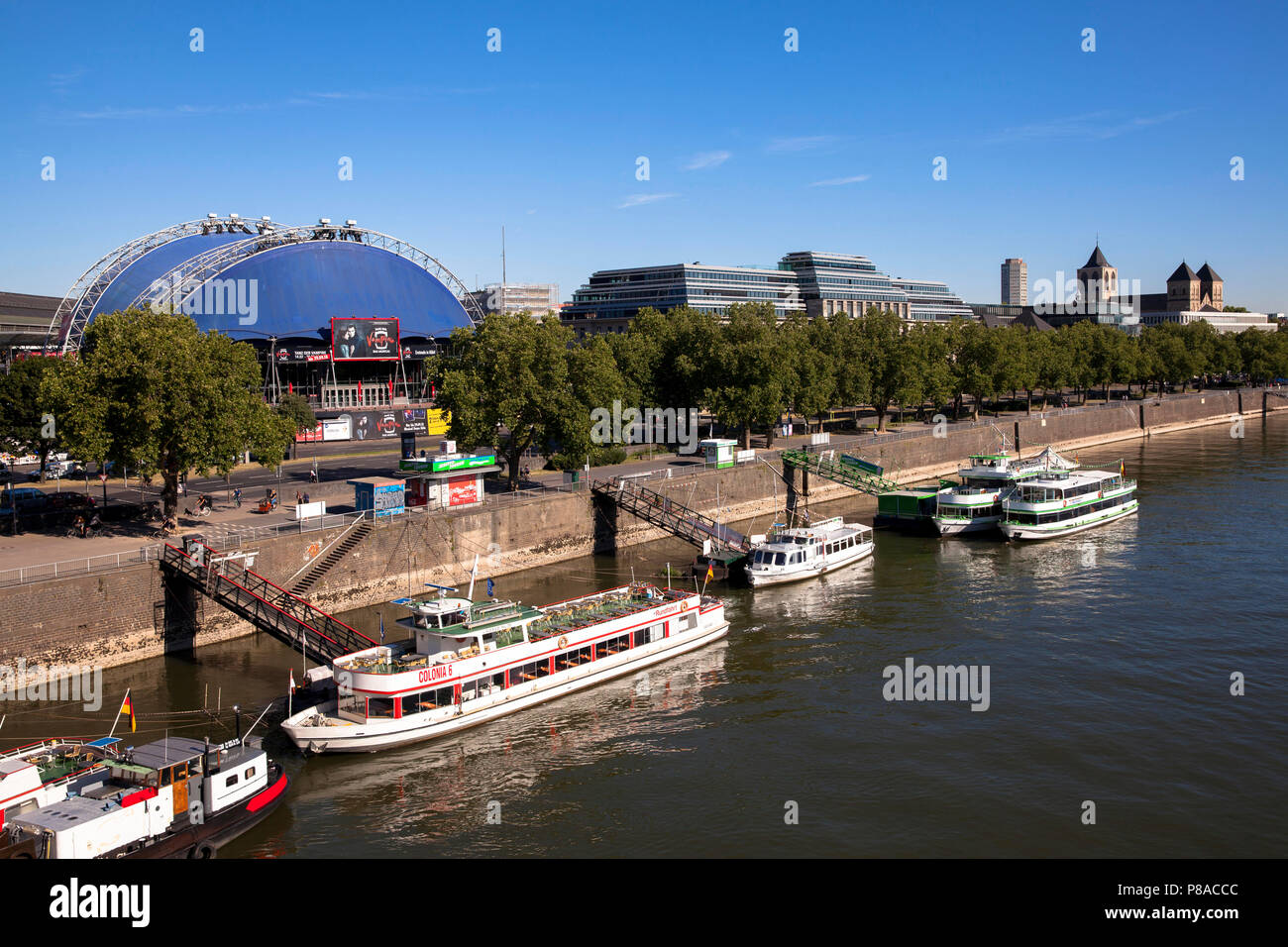 Der Musical Dome Theater und das Bürogebäude "Neue Direktion "auf die Straße Konrad-Adenauer-Ufer, Sitz der Europäischen Agentur für Flugsicherheit Agen Stockfoto