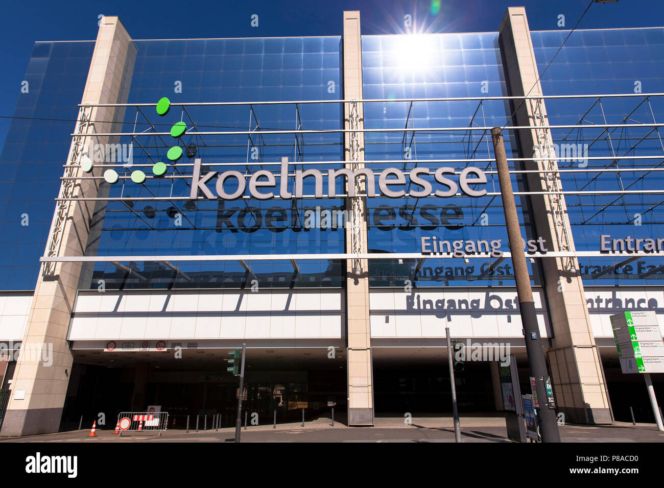 Deutschland, Köln, die Messehallen im Stadtteil Deutz, der Eingang Ost. Deutschland, Koeln, die Messehallen in Deutz, der Eingang Ost Stockfoto