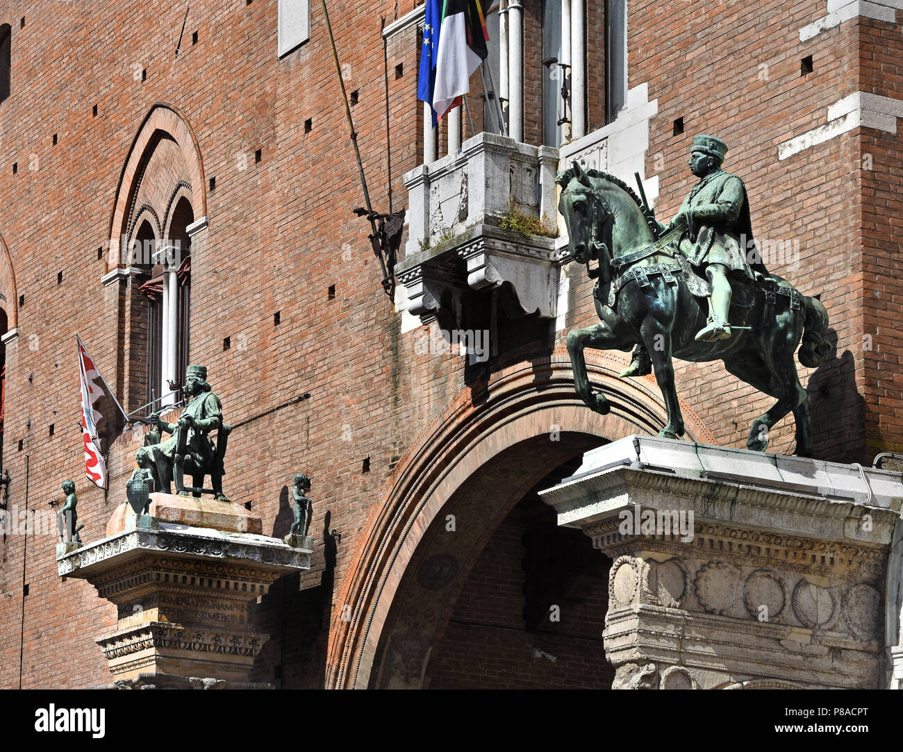 Statue von Marchese Niccolò III. d'Este und Borso d'Este, Herzog von Ferra, im Palazzo Municipale am Corso Martiri Della Libertà und Ferrara Rathaus, Ferrara (Emilia-Romagna), Norditalien, Hauptstadt der Provinz Ferrara und Italienisch. Stockfoto