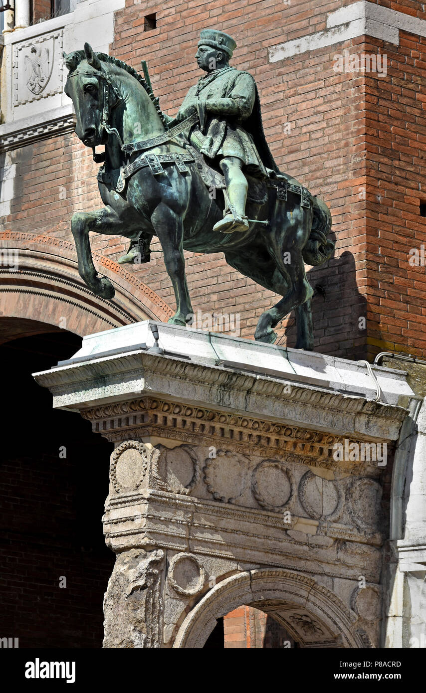Statue von Marchese Niccolò III. d'Este im Palazzo Municipale am Corso Martiri Della Libertà und Ferrara Rathaus, Ferrara (Emilia-Romagna), Norditalien, Hauptstadt der Provinz Ferrara und Italienisch. Stockfoto