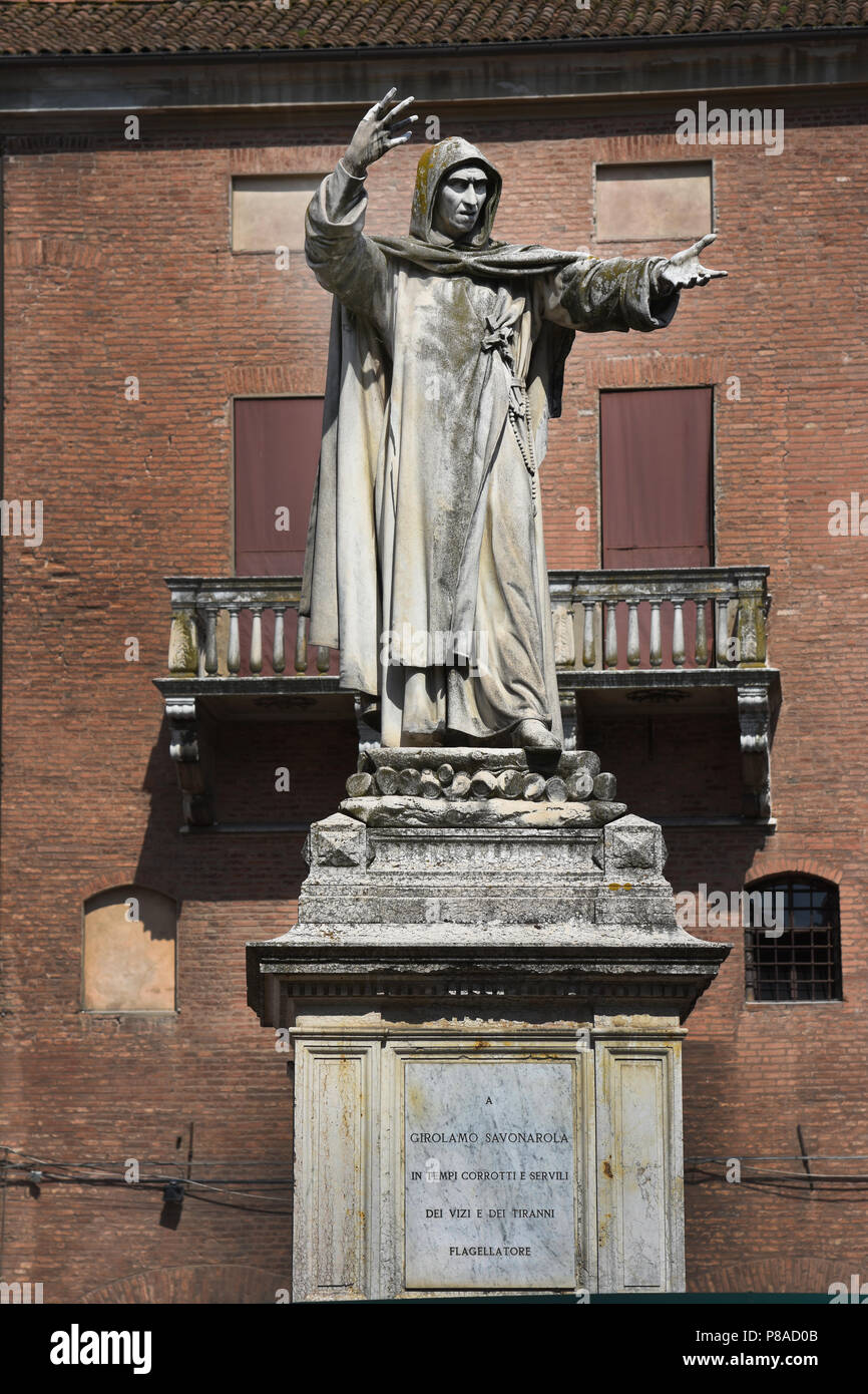 Ein girolama Savonarola Skulptur Mönch durch Schloss Ferrara Ferrara (Emilia-Romagna), Norditalien, Hauptstadt der Provinz Ferrara und Italienisch. Stockfoto