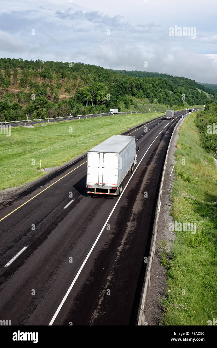 Lkw auf Autobahn durch die malerische östlichen Berge, Traktor Anhänger in der LKW-Transport Industrie Transport Fracht, Bewegungsunschärfe. Stockfoto