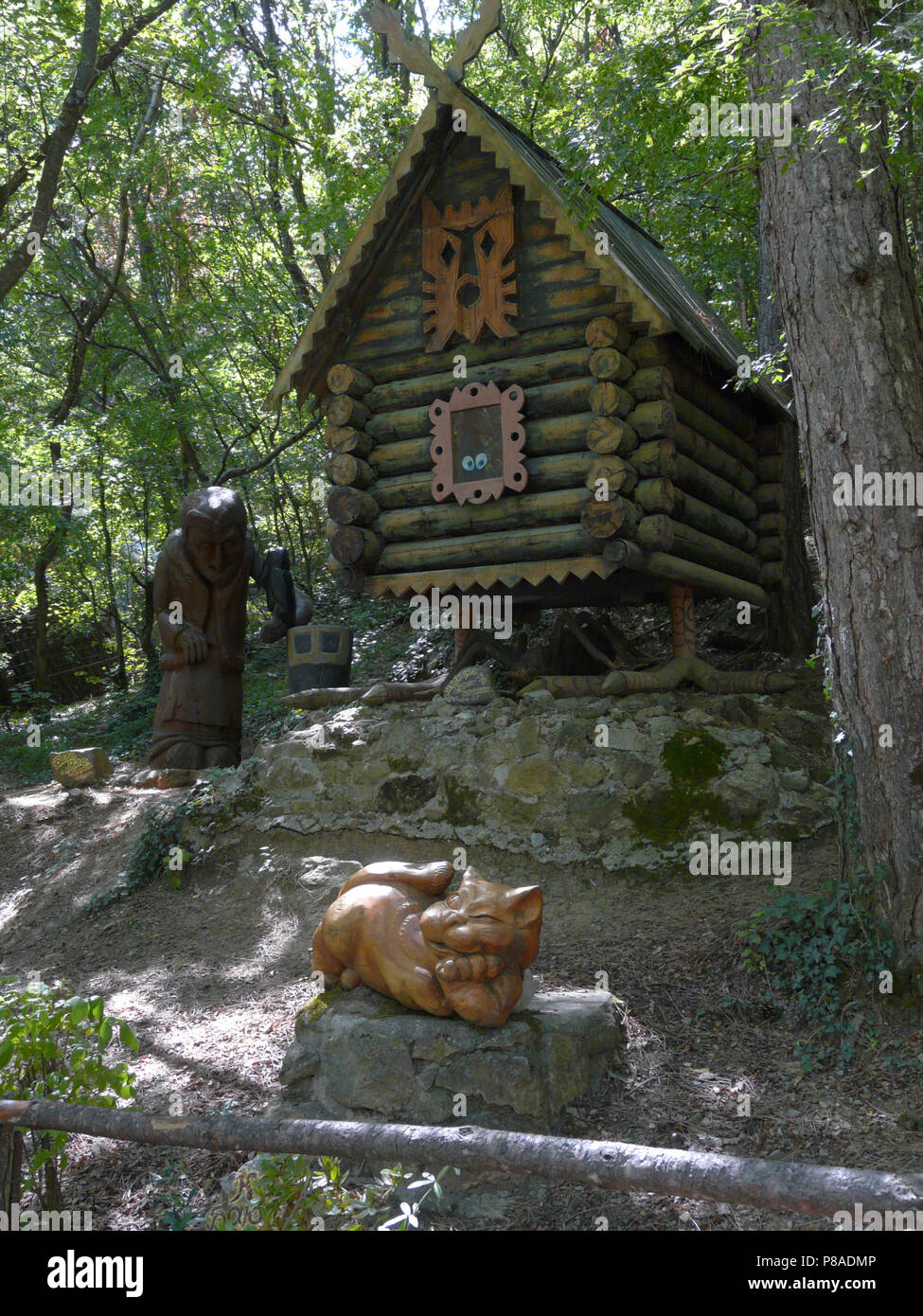 Eine Baba Yaga Hutte Am Hahnchenschenkel Bauen Nach Wasnezow S Zeichnung Abramtsevo Manor Museum Stockfotografie Alamy
