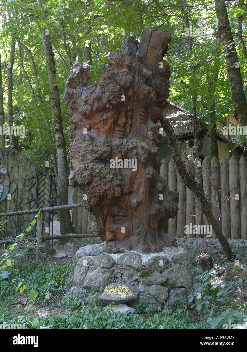 Eine hölzerne Statue ist ein Märchen Baum mit verschiedenen Gesichtern in einer Ausstellung im Park genannt. Für ihr Design Stockfoto
