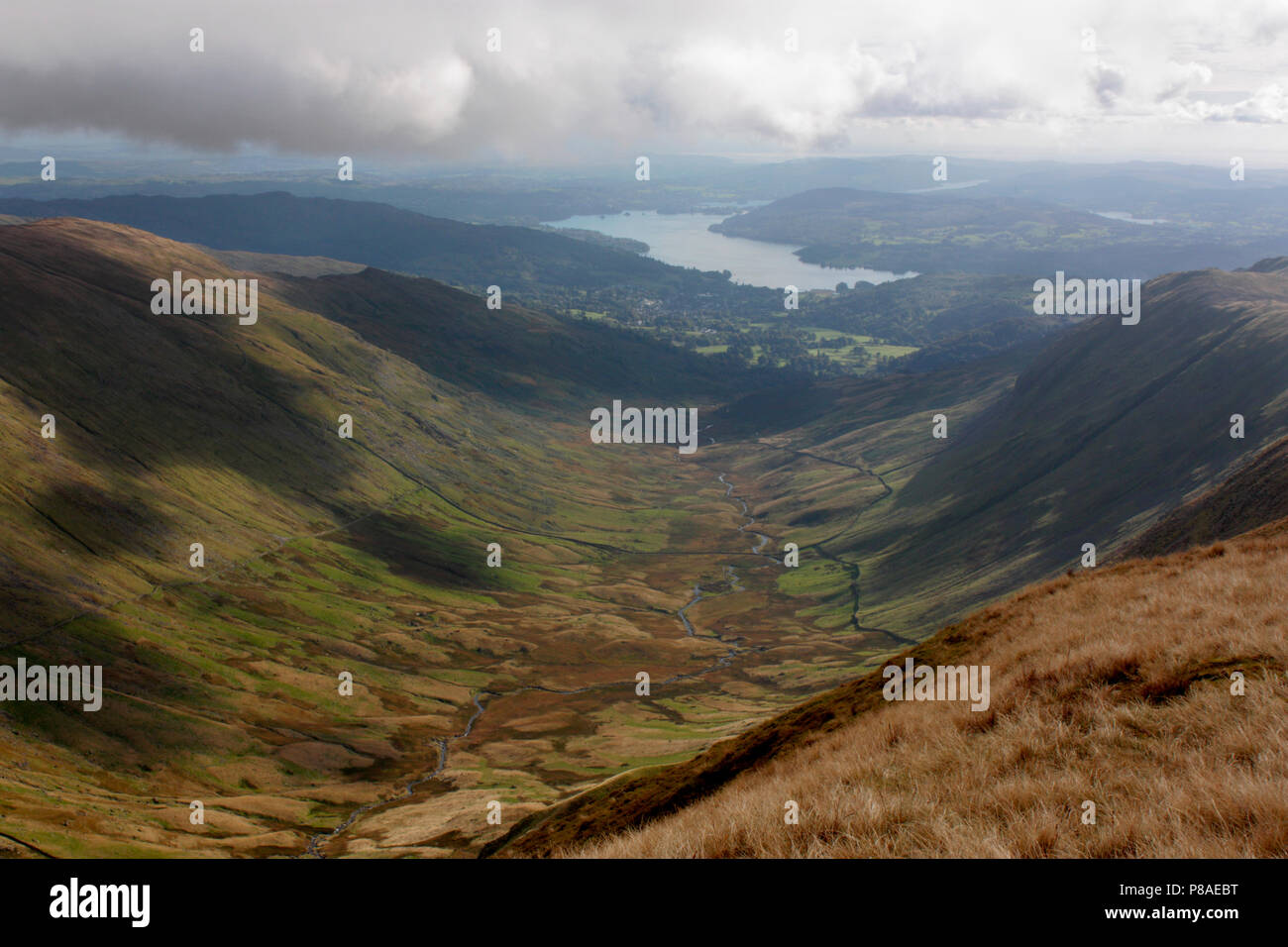 Im Lake District auf der Suche nach Süden in Richtung Rydal Tal und Windermere aus großen Rigg, mit hohen und niedrigen Pike Pike Hills auf der linken Seite Stockfoto