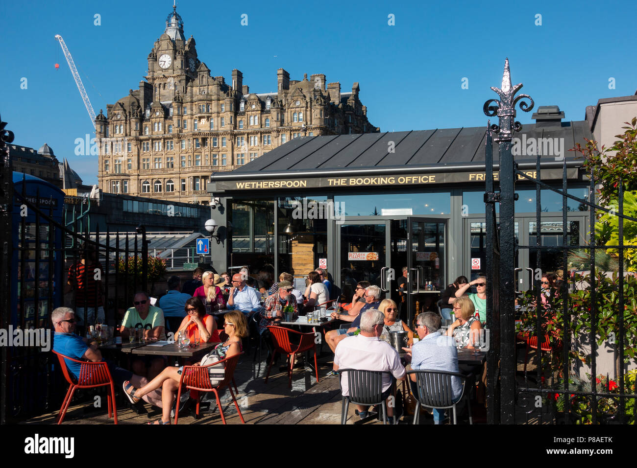 Besetzt Wetherspoon Pub, das Booking Office, Bar im Freien im Sommer am Bahnhof Waverley Station in Edinburgh, Schottland, Großbritannien Stockfoto