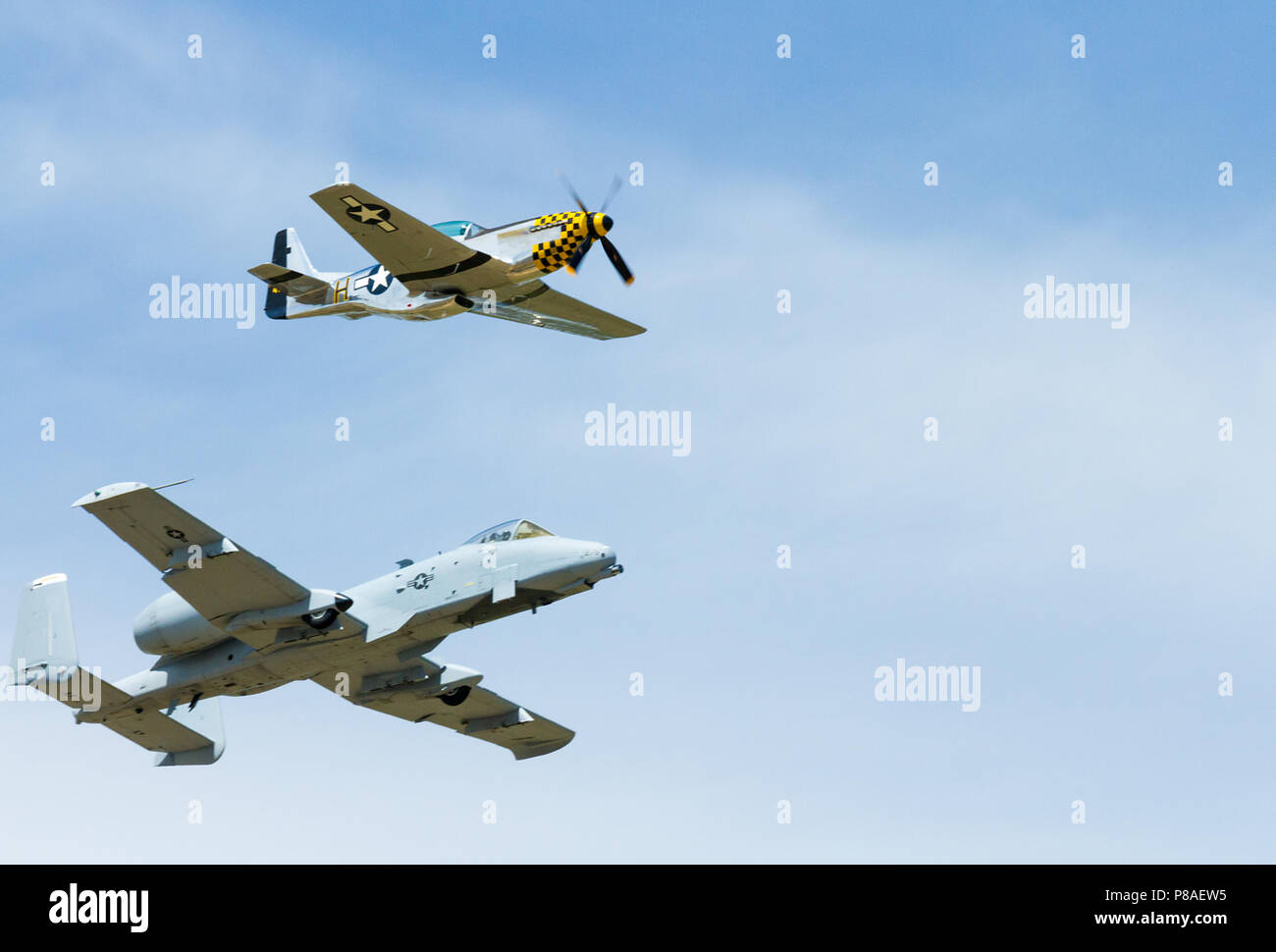 Eine P-51 Mustang fliegen mit einem A-10. Die beiden Flugzeuge für ihre Zeit sehr bekannt. Bild geschossen leicht unter und vor allem Ihr Profil angezeigt. Stockfoto