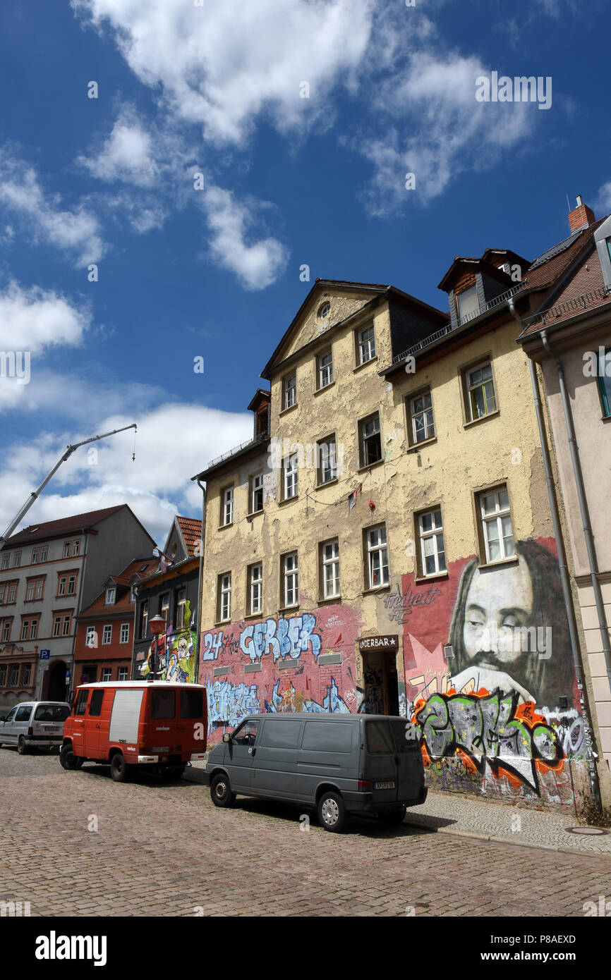 Weimar Deutschland Hocke in baufälligen Gebäude mit politischen Graffiti an den Wänden Stockfoto