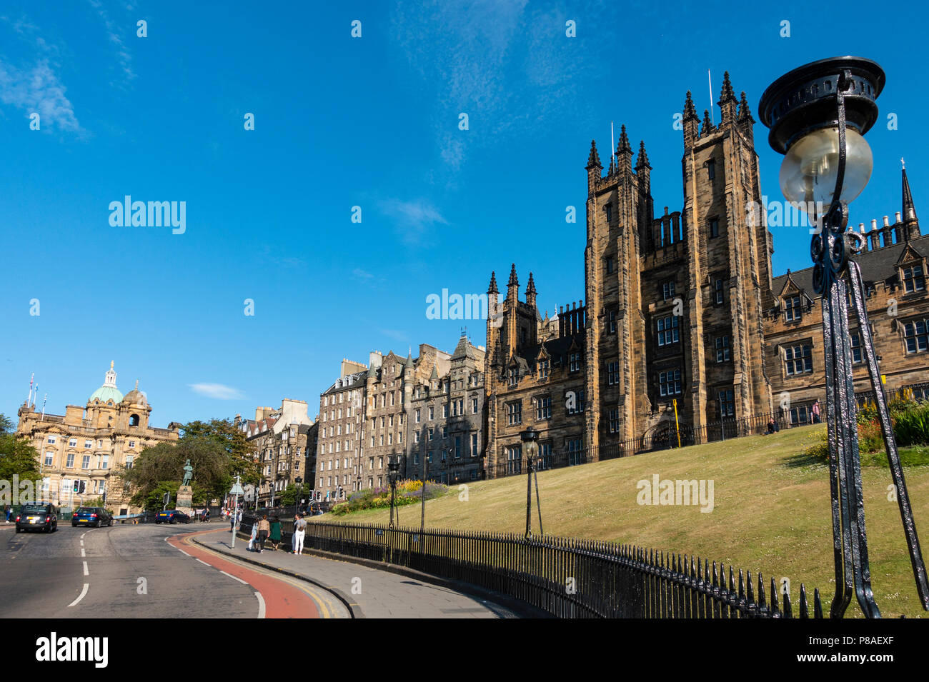 Blick auf den Damm mit New College der Universität von Edinburgh nach hinten in Edinburgh, Schottland, Großbritannien Stockfoto