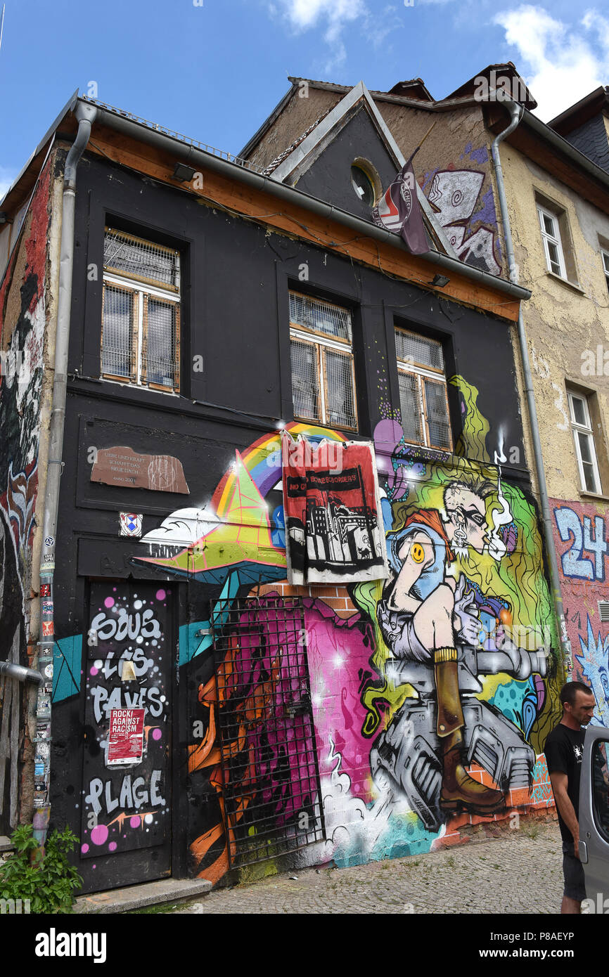 Weimar Deutschland Hocke in baufälligen Gebäude mit politischen Graffiti an den Wänden Stockfoto