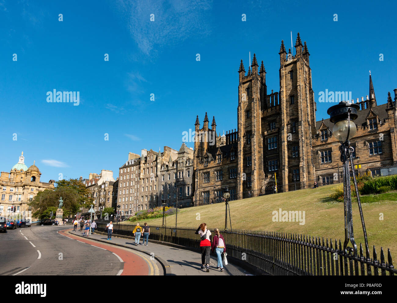 Blick auf den Damm mit New College der Universität von Edinburgh nach hinten in Edinburgh, Schottland, Großbritannien Stockfoto