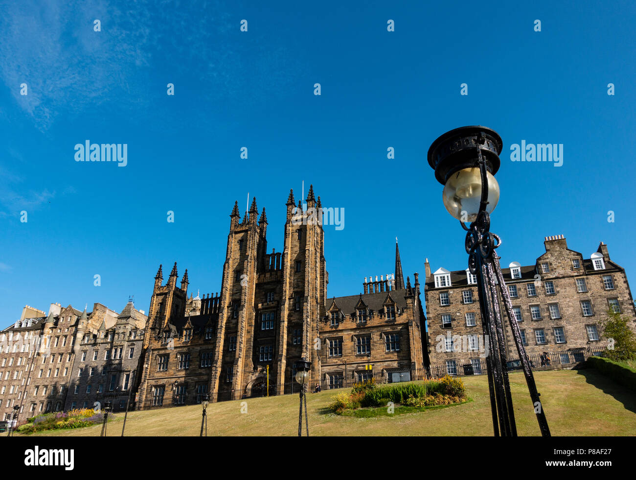 Blick auf den Damm mit New College der Universität von Edinburgh nach hinten in Edinburgh, Schottland, Großbritannien Stockfoto