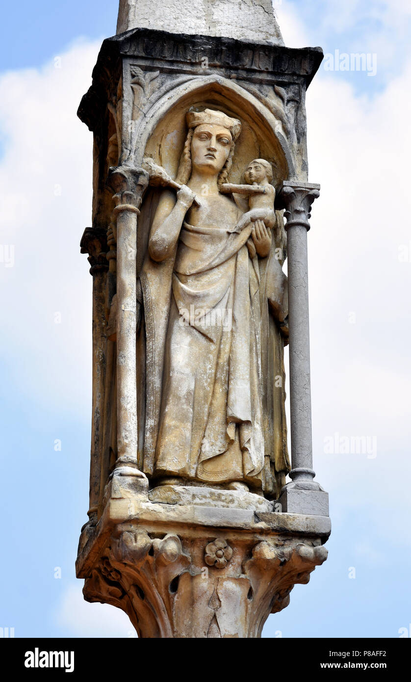 Mittelalterliche Spalte mit Aedicule von Madonna. Römischen Kolosseum der Arena, der äußeren verbleibenden Wand, Verona Venetien Italien Italienisch Stockfoto