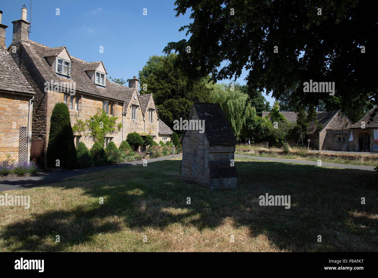 Lower Slaughter in den Cotswolds, Vereinigtes Königreich. Lower Slaughter Dorf liegt an beiden Ufern des Flusses Auge, eine langsame Stream gebaut, durch zwei Stege überquert. Die meisten der 16. und 17. Jahrhunderts Häuser im Dorf verwenden Cotswold Stone. Der Name des Dorfes leitet sich nass Lough des alten englischen Begriff "Sinn 'Land'. Die Cotswolds sind ein Bereich, in South Central England. Der Bereich wird durch das Fundament der Kalkstein, der für die goldfarbenen Cotswold Stein abgebaut wird definiert. Es enthält einzigartige Merkmale, die sich aus der Verwendung dieser Mineral abgeleitet; die überwiegend ländlichen Landschaft enthält Stein-bu Stockfoto