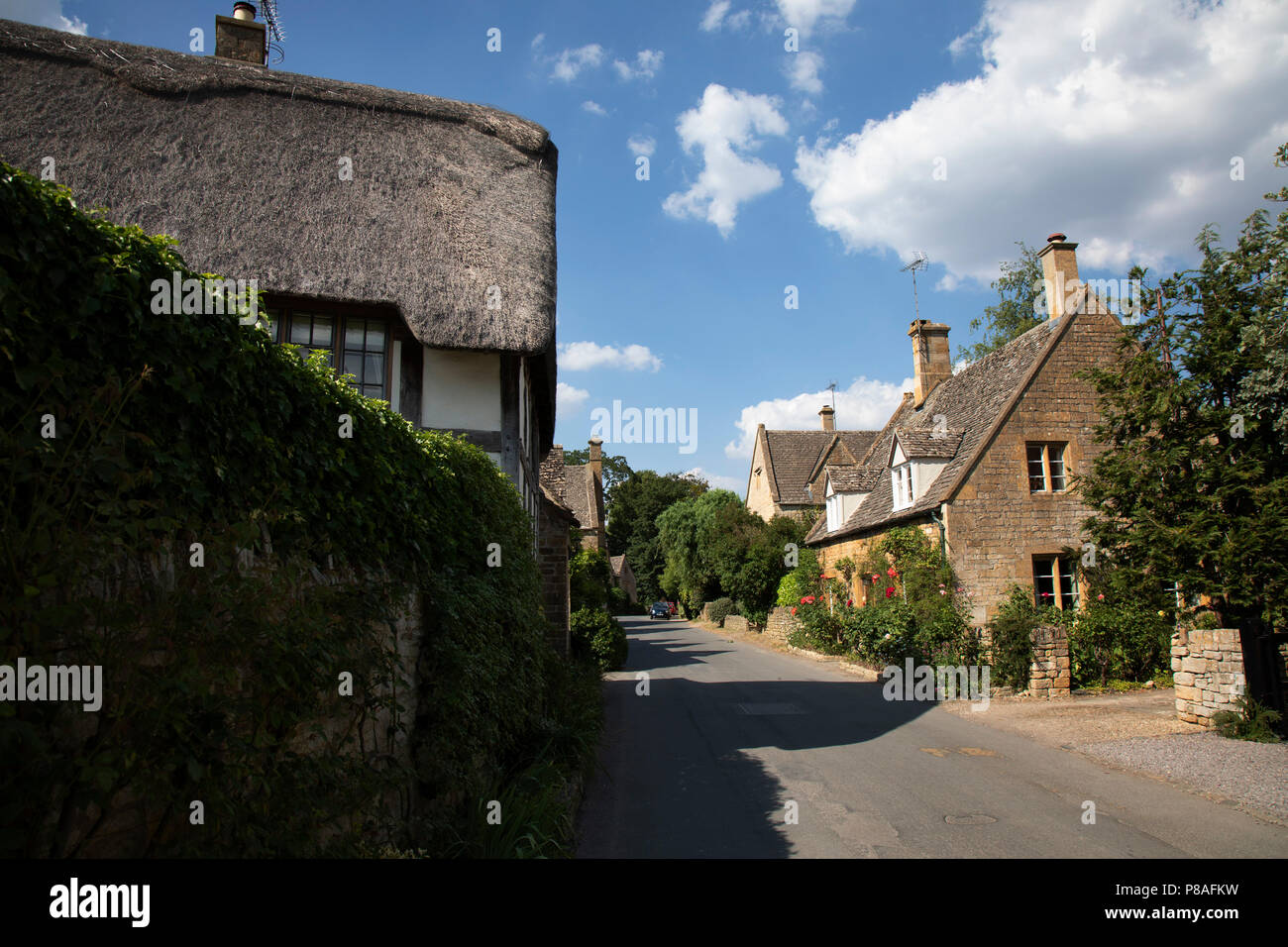 Stanton in den Cotswolds, Vereinigtes Königreich. Stanton Dorf fast vollständig von Cotswold Stein gebaut ist, ein Honigfarbener Jura Kalkstein. Mehrere Hütten haben Strohdächer. Es wurde als "architektonisch beschrieben, die Vornehmsten der kleineren Dörfer im Norden Cotswolds.' der Cotswolds ist ein Bereich, in South Central England. Der Bereich wird durch das Fundament der Kalkstein, der für die goldfarbenen Cotswold Stein abgebaut wird definiert. Es enthält einzigartige Merkmale, die sich aus der Verwendung dieser Mineral abgeleitet; die überwiegend ländlichen Landschaft aus Stein gebaute Dörfer und historische Städte Stockfoto