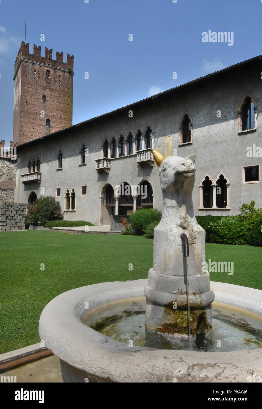 Castelvecchio (in Italienisch - Alte Burg) ist ein Schloss und Museum in Verona, Norditalien. Es ist das wichtigste militärische Bau der Scaliger Dynastie, die die Stadt im Mittelalter herrschte. Stadt Verona in Venetien, Italien, Italienisch. Stockfoto