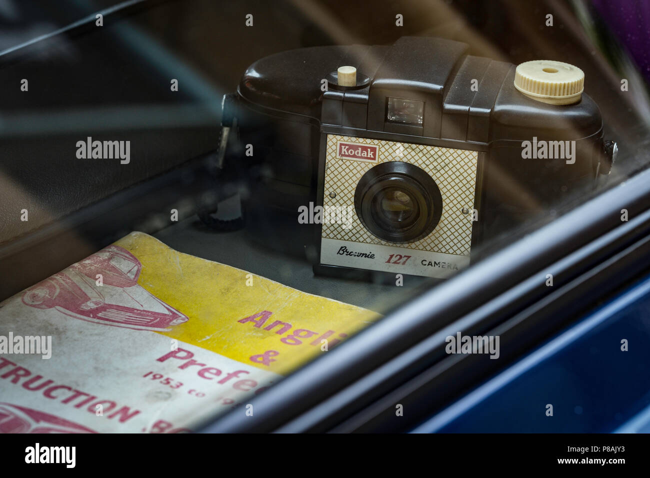 Kodak 127 Brownie Kamera auf der Heckablage der klassischen Ford Anglia. Stockfoto