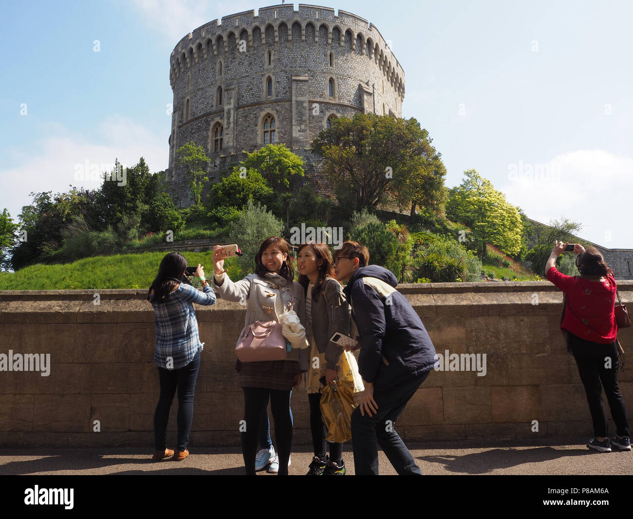 Touristen im Schloss Windsor, Berkshire, Großbritannien Stockfoto