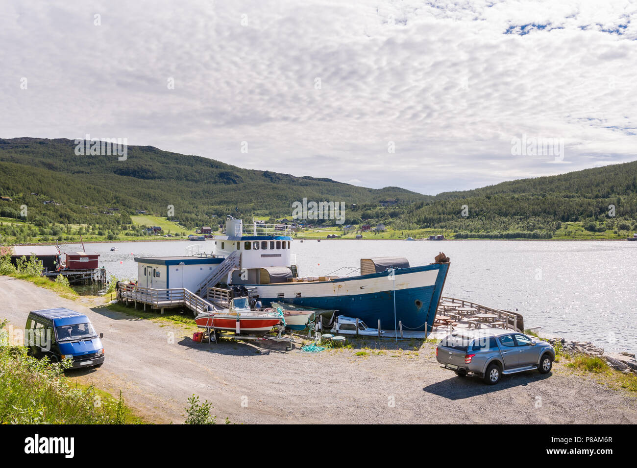 Komagfjord, Selungen, Karens rorbuer. Die alte Dichtung Schiff, die als Hotel genutzt wird. Stockfoto