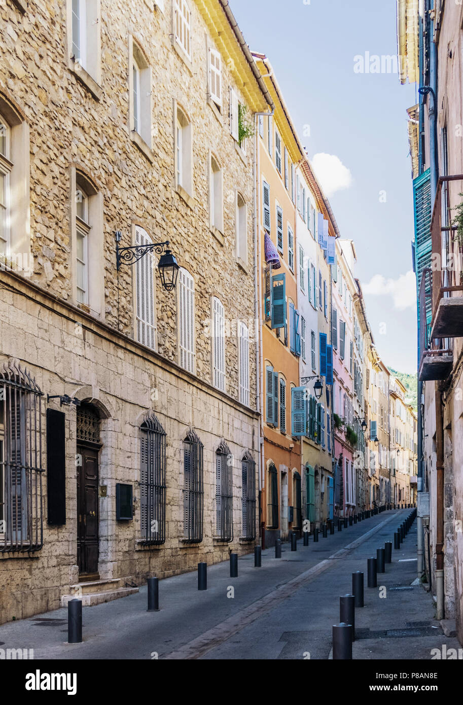 Bunte Häuser auf schmalen Straße Grande Rue in Draguignan, Provence Alpes Cote d'Azur, Frankreich an einem sonnigen Tag Stockfoto