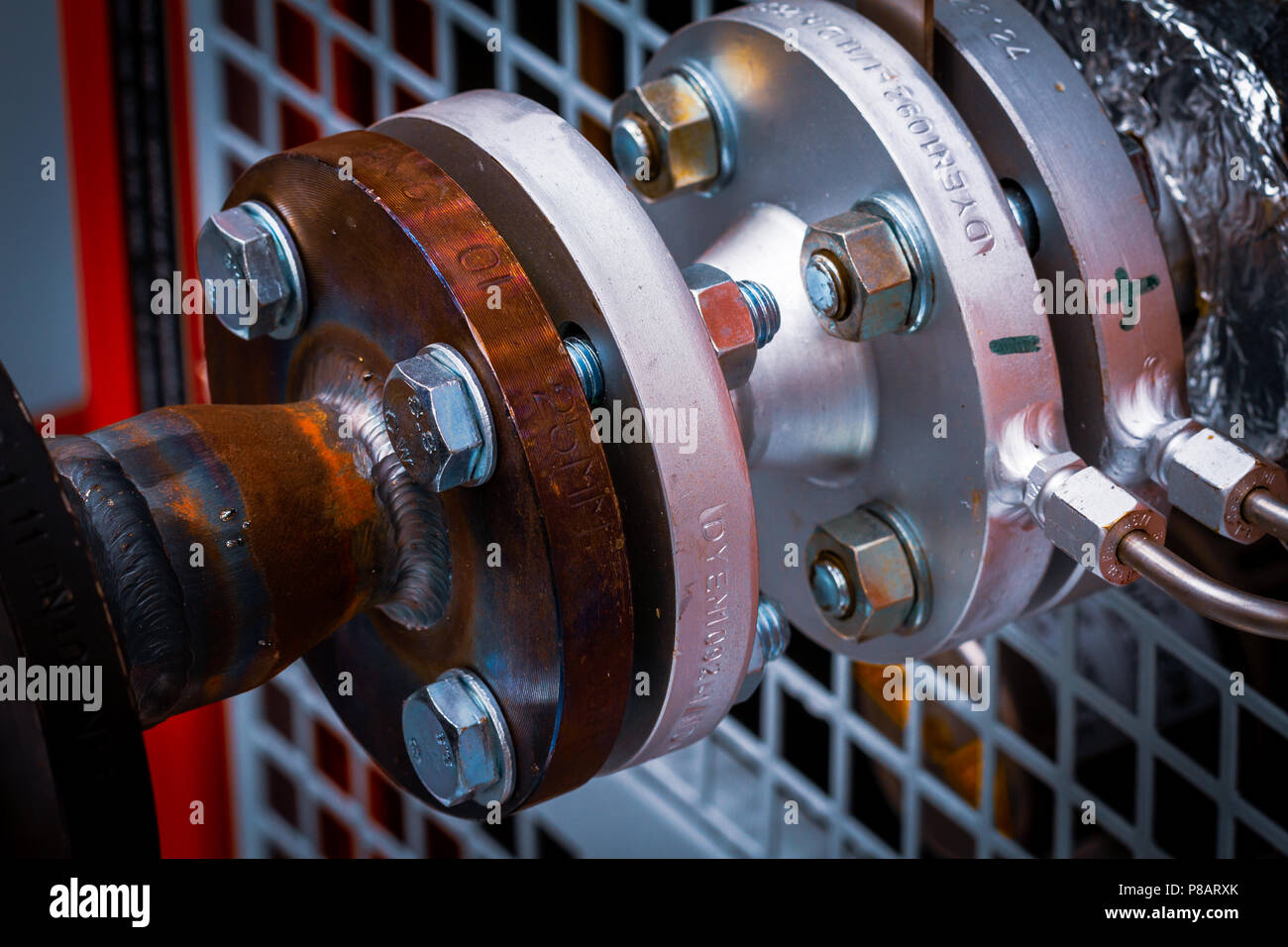 Geschweißte Formstücke auf einer Ölheizung Stockfoto