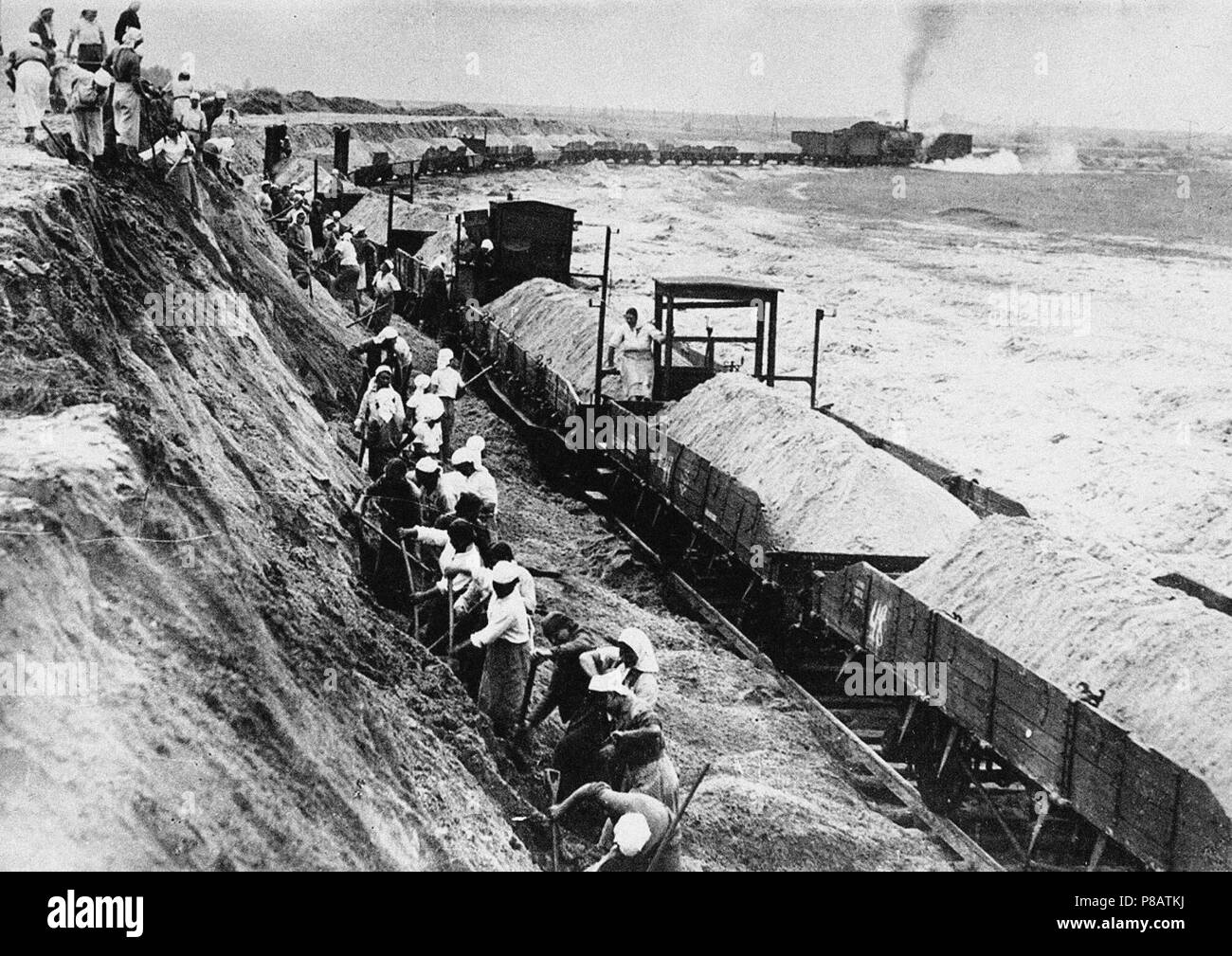 Bau der Eisenbahnlinie Stary Oskol - Rzhava. Museum: Staatliche Russische Film und Foto Archiv, Krasnogorsk. Stockfoto