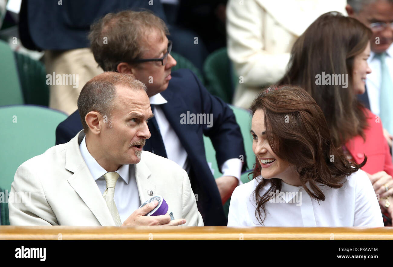 Carlo Nero und Michelle Dockery in der Königsloge auf Center Court am Tag acht der Wimbledon Championships in der All England Lawn Tennis und Croquet Club, Wimbledon. Stockfoto