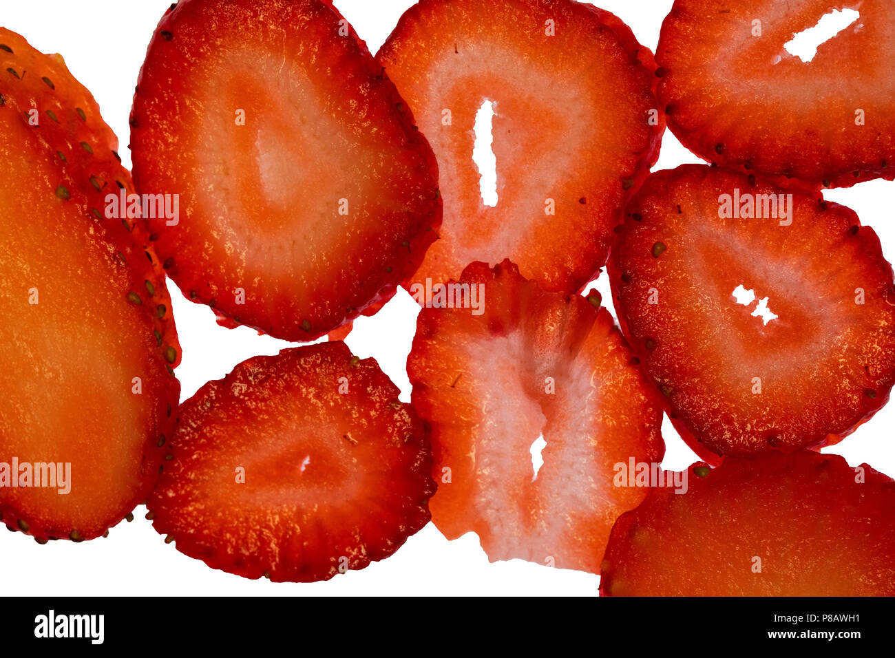 Dünne Scheiben von reife Erdbeere im Makro angezeigt auf Leuchtkasten. Stockfoto