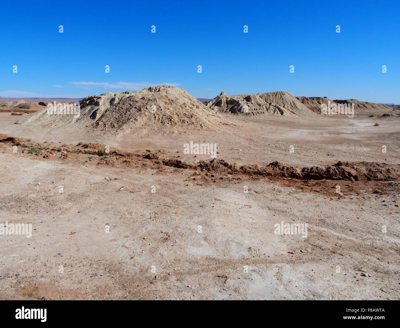 Herrlicher Panoramablick von Ketthara, das Wasser gut an afrikanischen sandige Wüste Sahara Landschaften in der Nähe von Erfoud in Marokko mit klaren blauen Himmel im Jahr 2017 Stockfoto