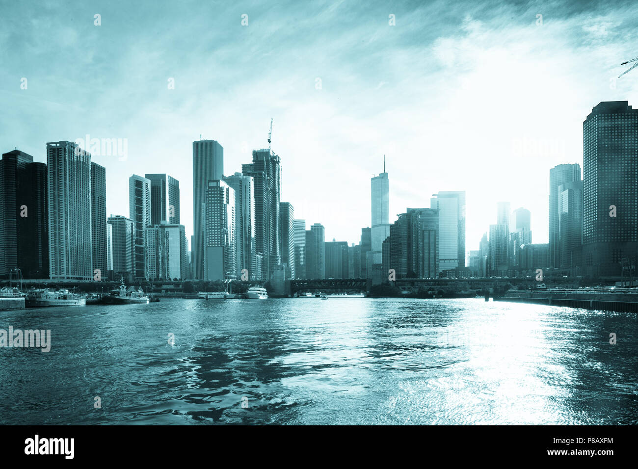 Chicago Blick auf moderne urbane Skyline der Stadt mit Gebäuden und Wolkenkratzern aus dem Hafen am Lake Michigan gesehen Stockfoto