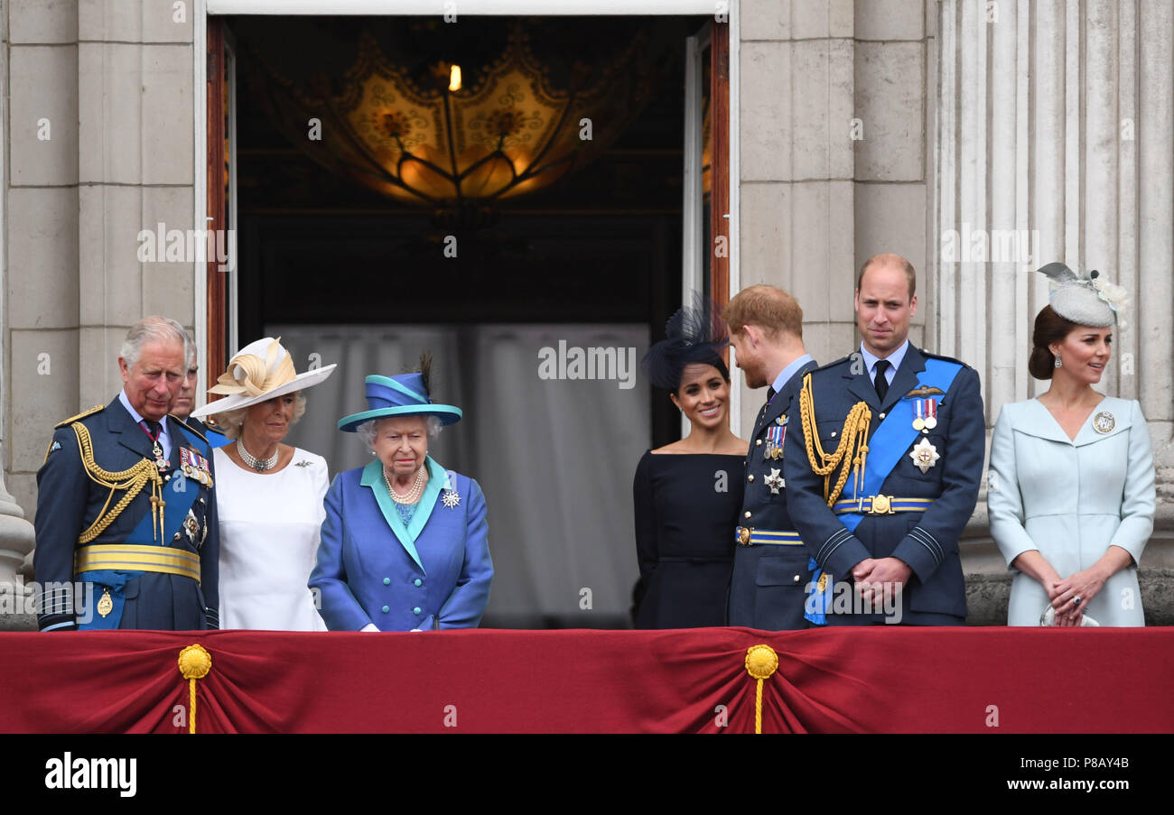 (Nach rechts) der Prinz von Wales, Herzogin von Cornwall, Königin Elizabeth II., Herzogin von Sussex, Herzog von Sussex, Herzog von Cambridge und Herzogin von Cambridge auf dem Balkon am Buckingham, Palast, wo Sie der Royal Air Force flypast über Central London beobachtete die Hundertjahrfeier der Royal Air Force zu markieren. Stockfoto