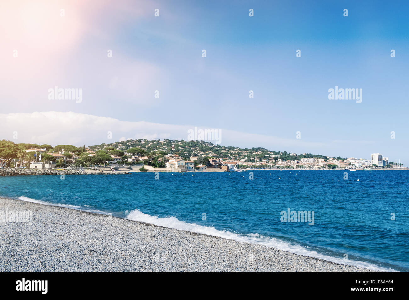 Kiesstrand und Mittelmeer in Roquebrune-sur-Argens, Cote d'Azur, Frankreich an einem sonnigen Tag Stockfoto