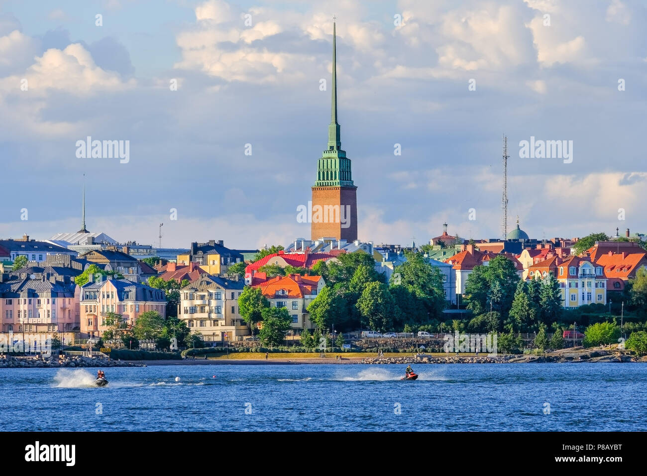 Helsinki, Finnland - 07.21.2017: Kaivopuisto Badeort an der Ostsee. Jet ski Athleten beim Meer. Im Hintergrund Mikael Agricola Kirche Stockfoto