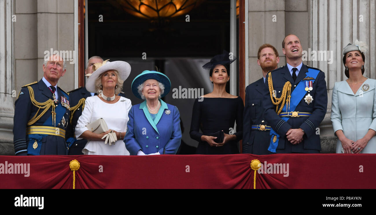 (Nach rechts) der Prinz von Wales, Herzog von York, Herzogin von Cornwall, Königin Elizabeth II., Herzogin von Sussex, Herzog von Sussex, Herzog von Cambridge und Herzogin von Cambridge auf dem Balkon am Buckingham, Palast, wo Sie der Royal Air Force flypast über Central London beobachtete die Hundertjahrfeier der Royal Air Force zu markieren. Stockfoto