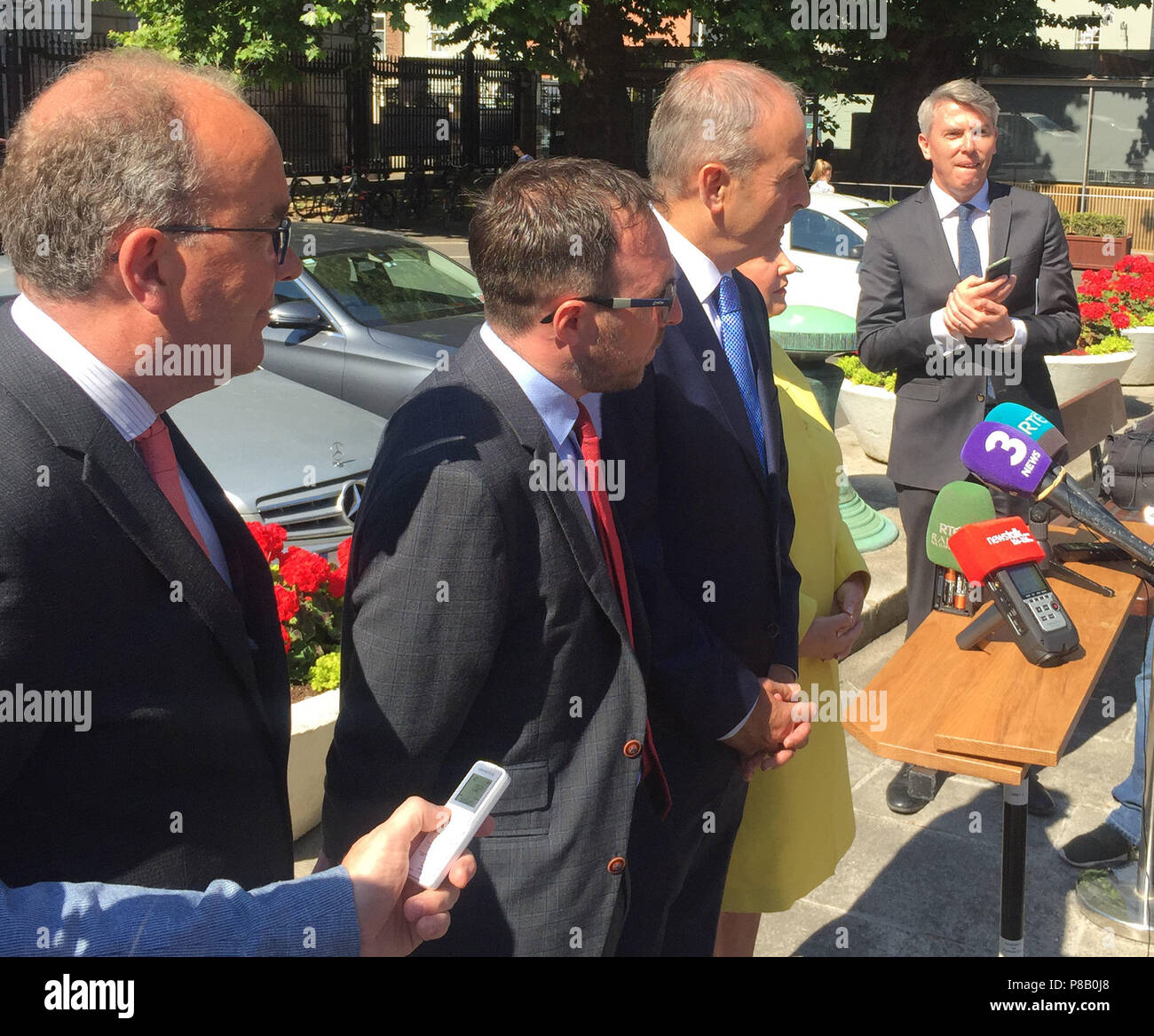 Fianna Fail leader Micheal Martin (Zweiter von rechts) mit parteifreund Robert Troy (Mitte) außerhalb Leinster House, Dublin. Stockfoto