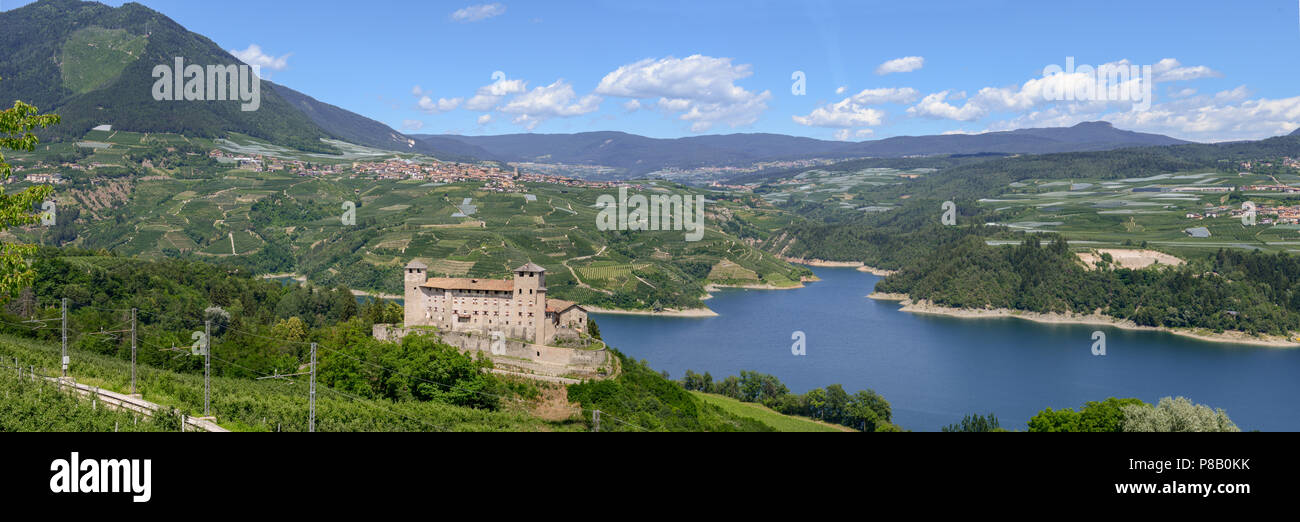 Blick auf Cles Burg und den See von Santa Giustina auf Nicht Tal, Dolomiten, Italien Stockfoto