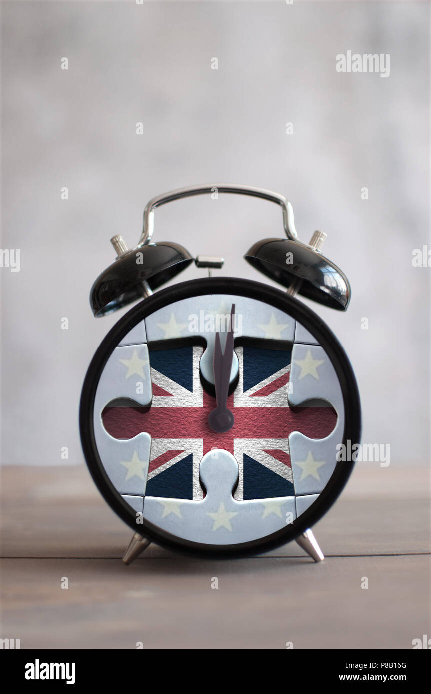 Uhr mit fehlende Stück aus einem puzzlestück Britische Flagge Stockfoto