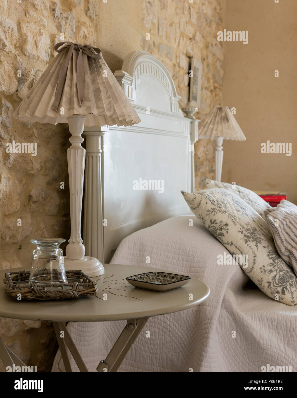19. jahrhundert Französischem Bett teamed mit marmoriertem Karte Schattierungen auf hohen lackiert Lampensockel, feminin und Klassiker. Stockfoto