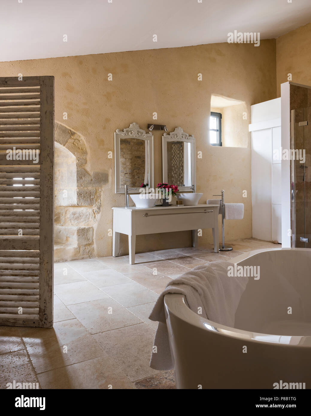 Freistehende lackiert shutter Bildschirm im Badezimmer mit freistehender  Badewanne Stockfotografie - Alamy