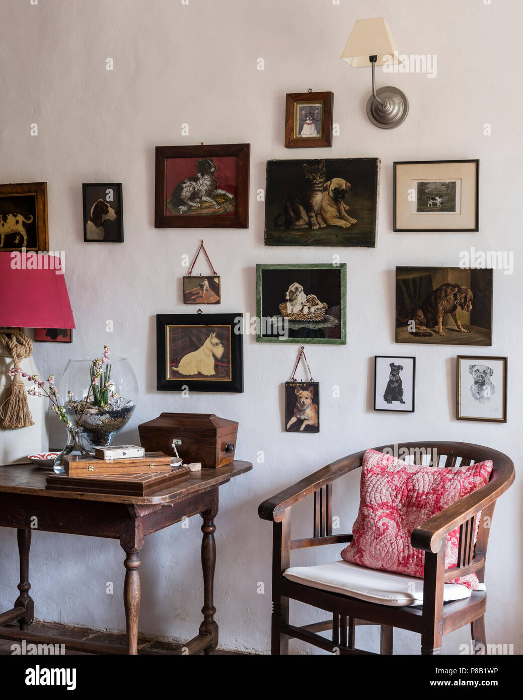 Sammlung von canine Artwork mit Vintage Tisch und Stuhl Stockfoto