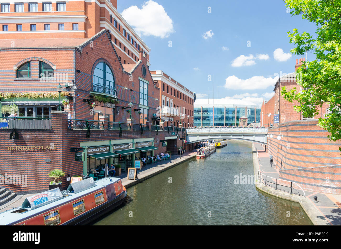 Kanal durch Brindley Place im Stadtzentrum von Birmingham an einem warmen Sommertag Stockfoto