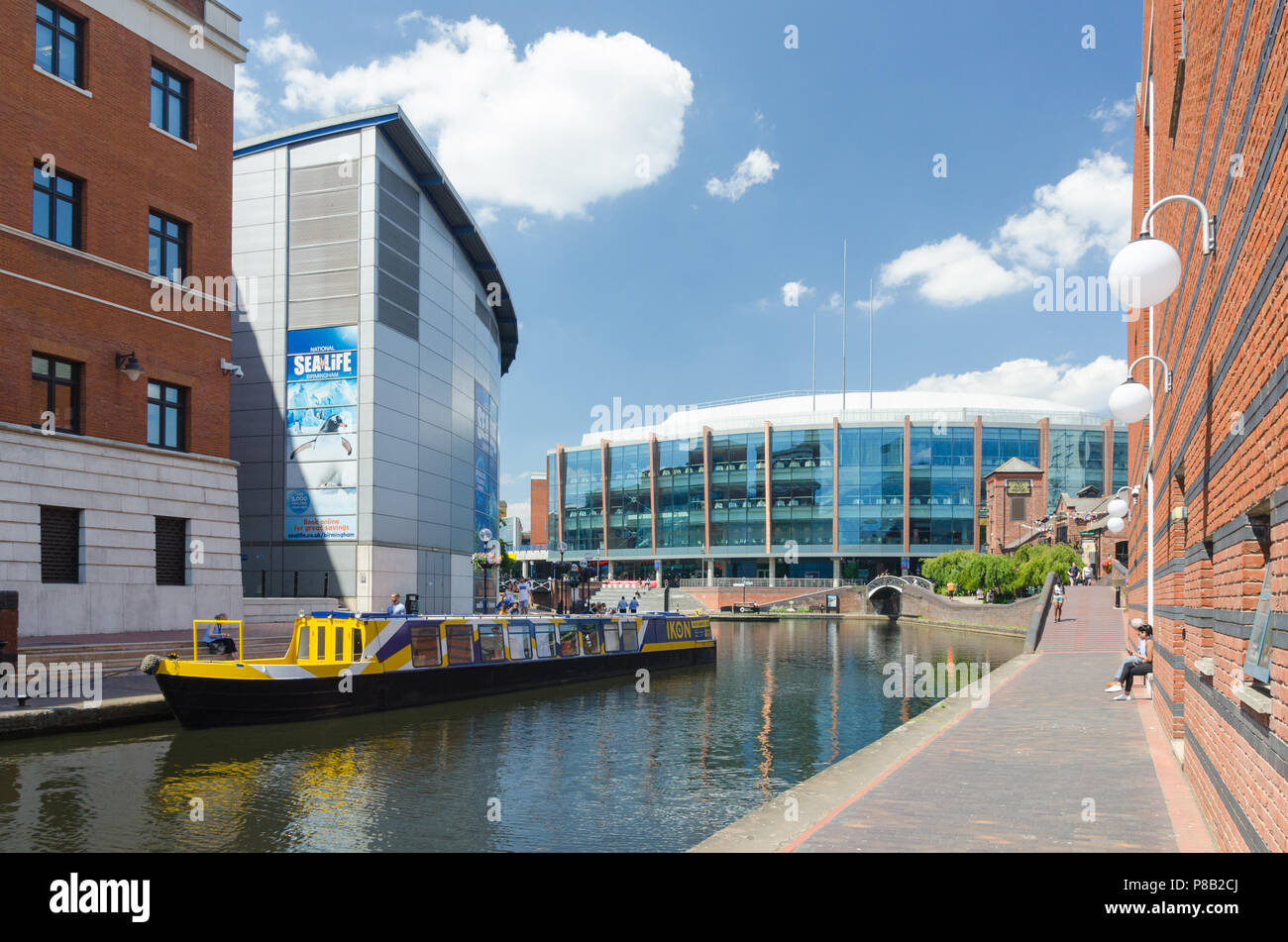 Kanal durch Brindley Place im Stadtzentrum von Birmingham an einem warmen Sommertag Stockfoto