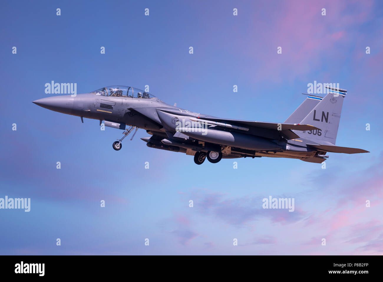 F15 Strike Eagle in den kommenden an RAF Lakenheath United States Air Force, Suffolk, England 2018 zu landen. Fahrwerk absenken auf Ansatz zur Start- und Landebahn. Blau Stockfoto