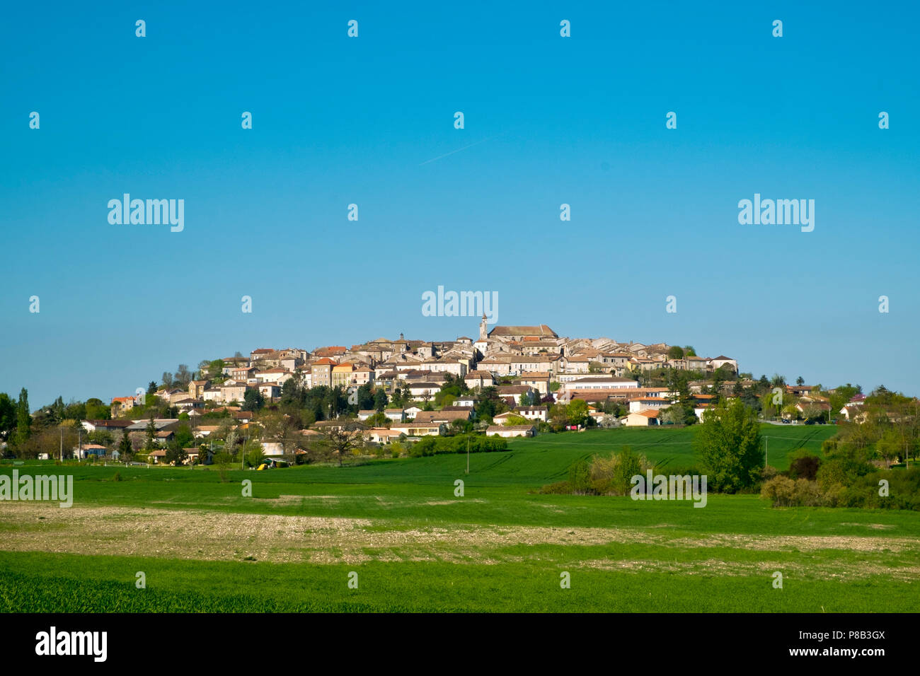 Blick auf malerische Monflanquin, Lot-et-Garonne, Frankreich. Dieser Hügel Bastide ist Mitglied von "Les Plus beaux villages de France' Association. Stockfoto