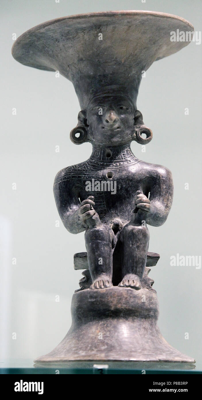 Keramik Sitzt Mann mit Kopfschmuck aus Der Manteño Zivilisation. Die letzte präkolumbianischen Zivilisation im heutigen Ecuador aktiv von 850 bis 1600 AD Stockfoto